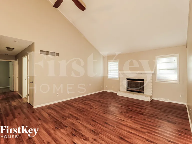 804 NE Karapat Dr — Photo 2
