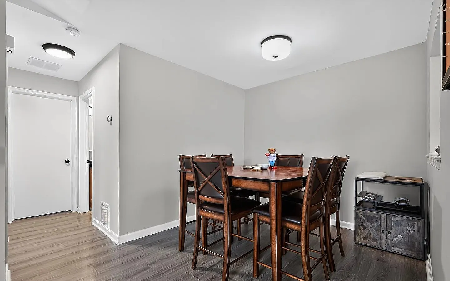 2 bed, 1086 sqft, $2,400 — Photo 2