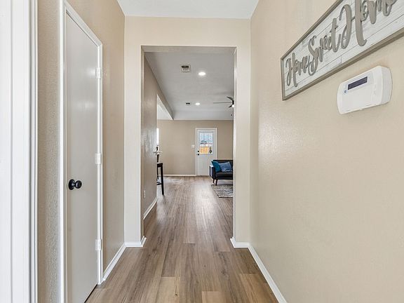 3rd image of 2604 Helen Ln