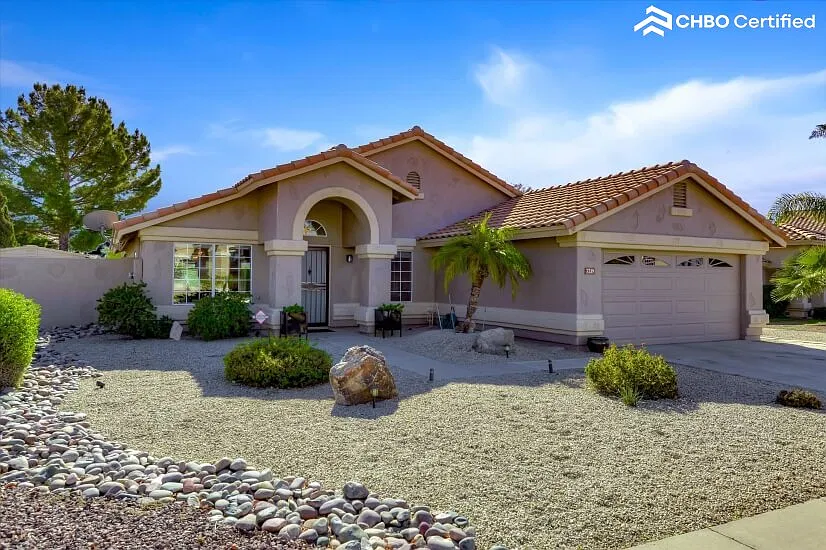 Furnished Glendale Home Office and Pool — Photo 3