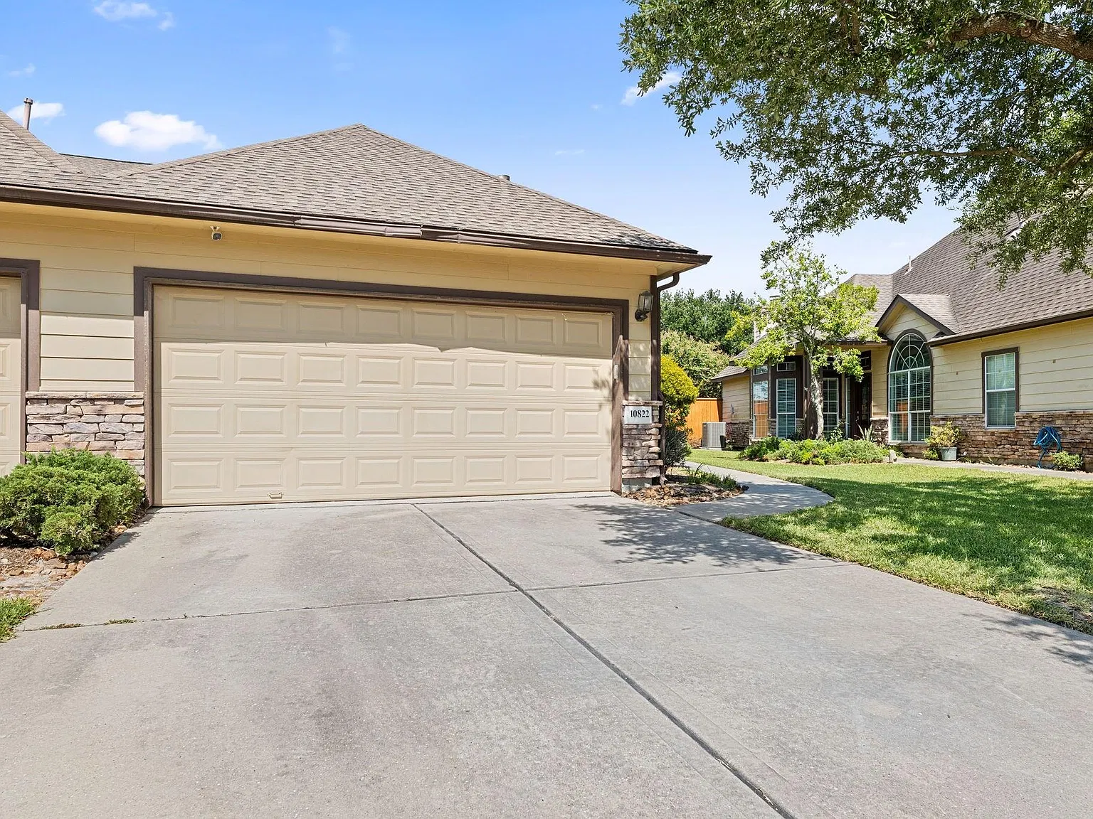 3 bed, 2.5 bath, 2079 sqft, $2,300 — Photo 4