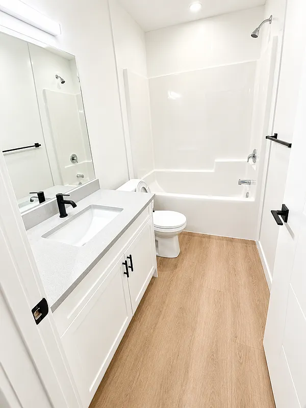 2 bed, 1.0 bath, $1,300 — Photo 2