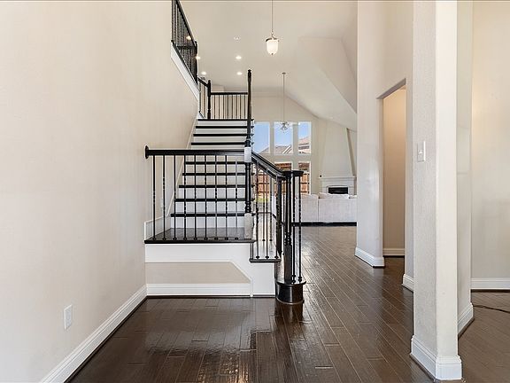 4th image of 701 Auburn Ct