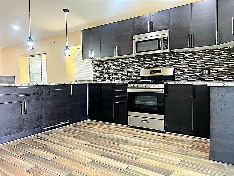 43401 Alep St — Photo 13