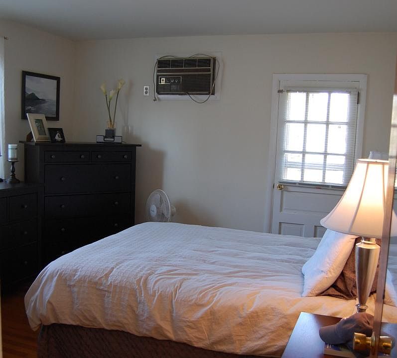 Master bedroom with wall air conditioner