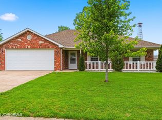 210 Brookstone Dr, Holts Summit, MO 65043