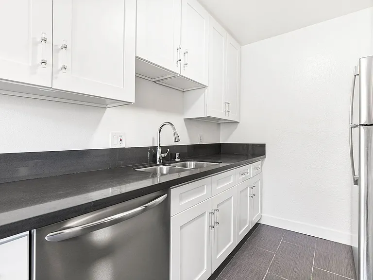 637 W 79th St — Photo 11