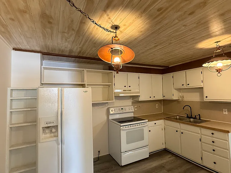 520 N Water St — Photo 31