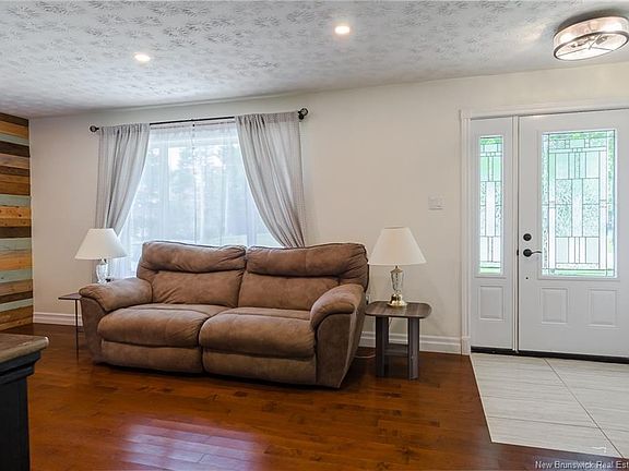3rd image of 44 Wedgewood Dr