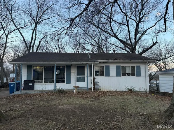 6705 Village Square Dr, Hazelwood, MO 63042