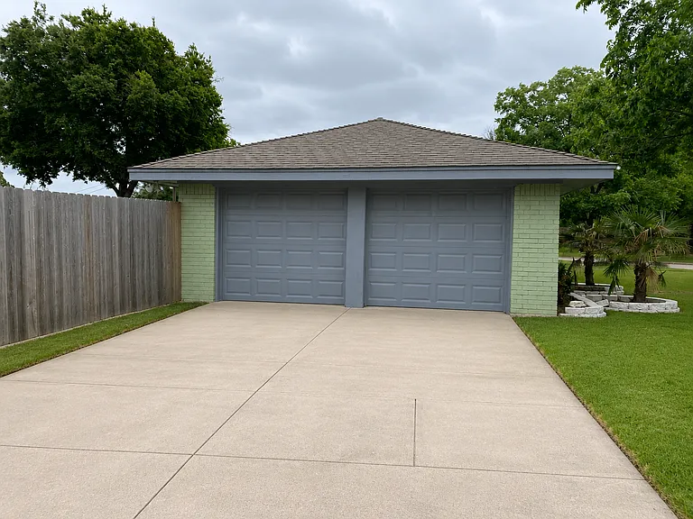 915 Pinehurst Dr — Photo 2