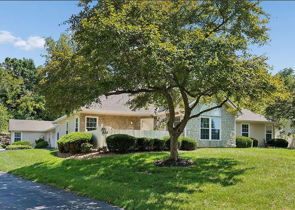 1st image of 931 NE Devon Dr
