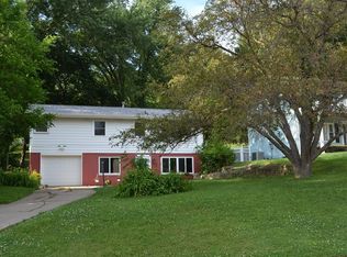 2908 Waveland Dr NW, Cedar Rapids, IA 52405