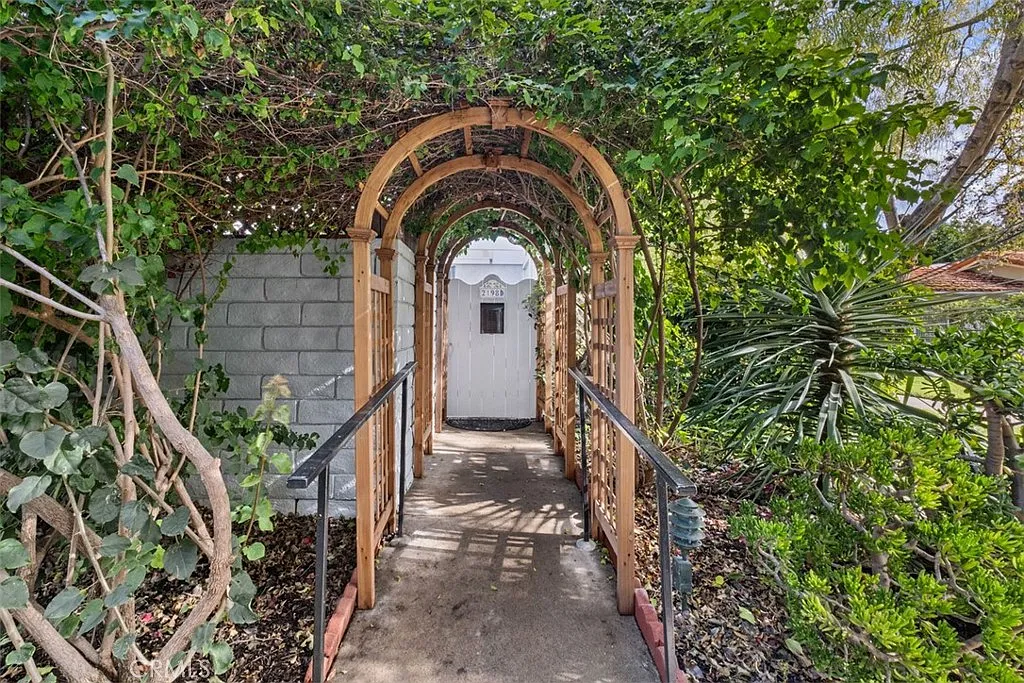 2 bed, 2.0 bath, 1075 sqft, $3,500 — Photo 3