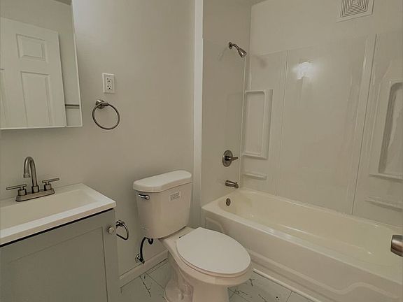 5th image of 18 Kent Ave APT 3C