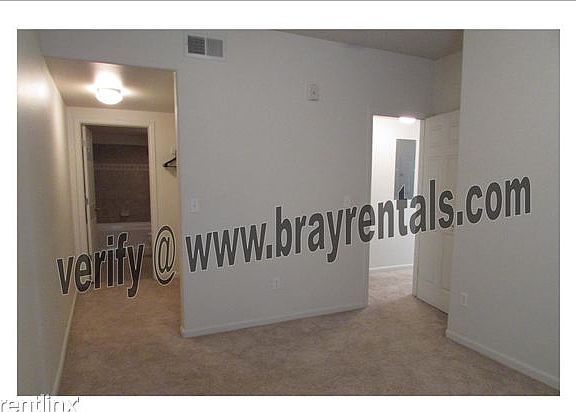1206 Walnut #43 master bed and bath
