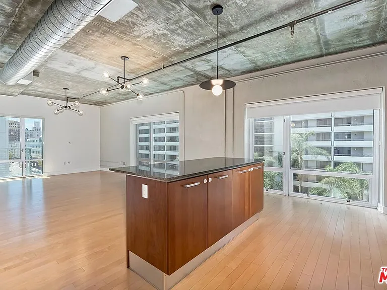 645 W 9th St #500 — Photo 14