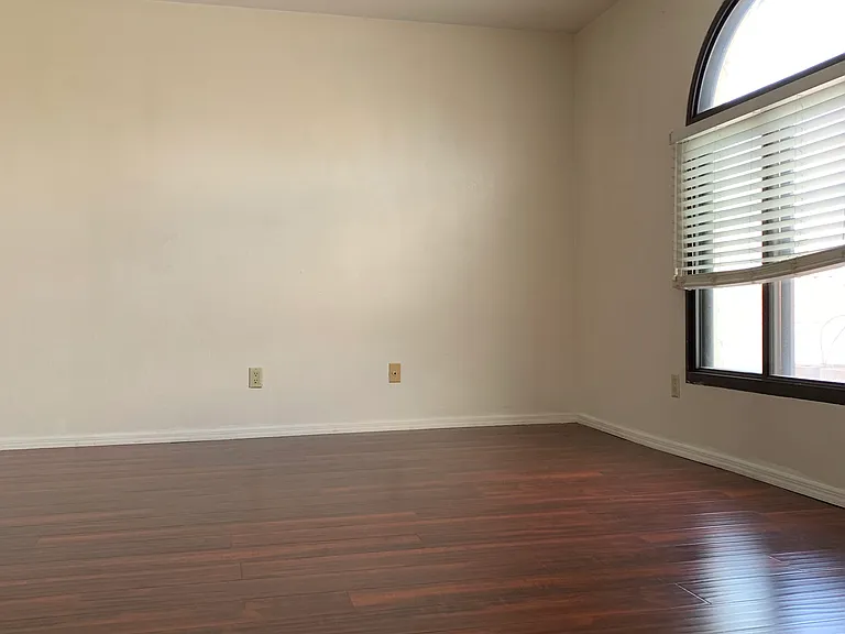 426 E Susan Ln — Photo 17
