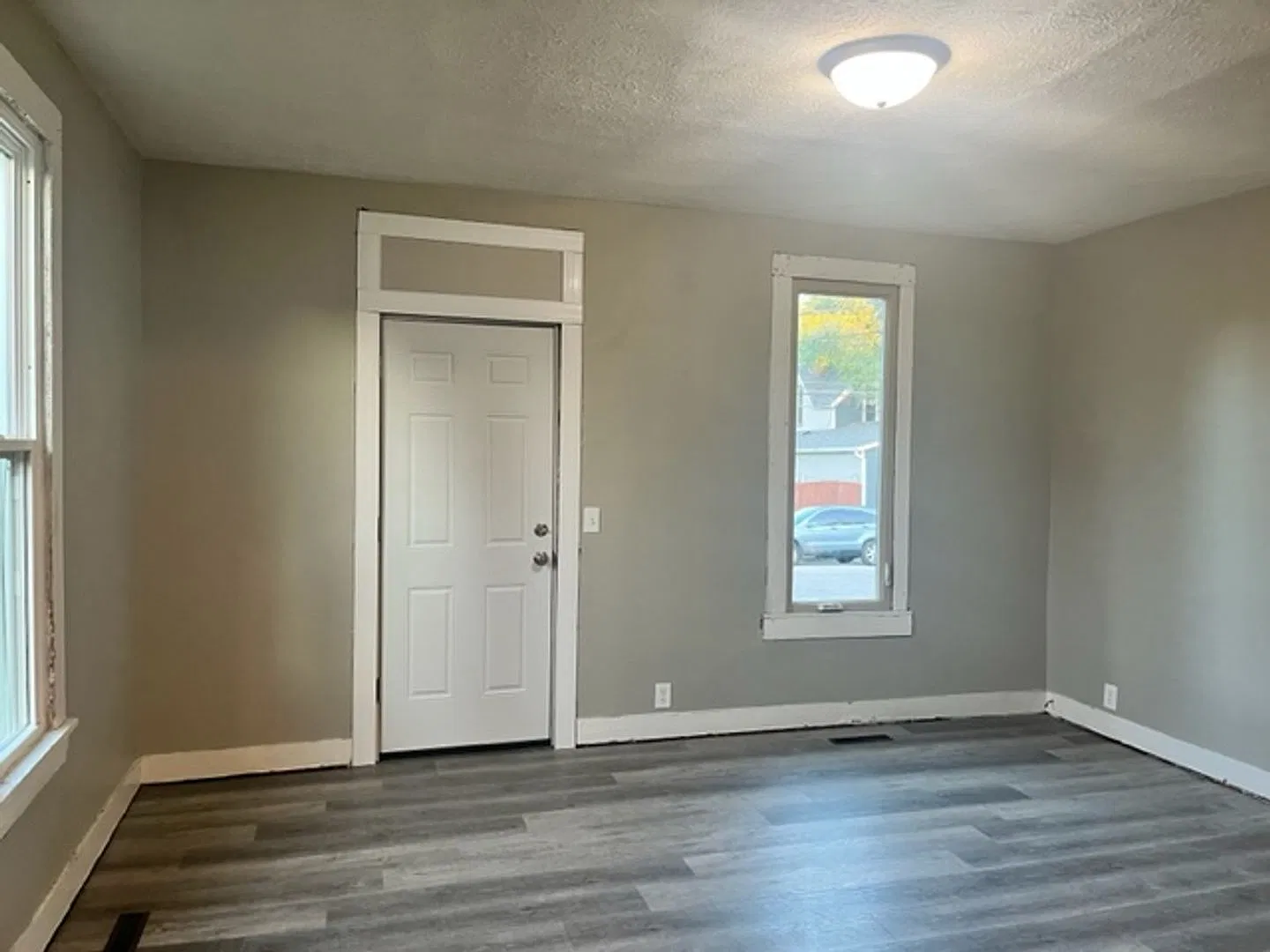 Large south side single Family Home Central Heat/Coolings, Hardwood — Photo 2