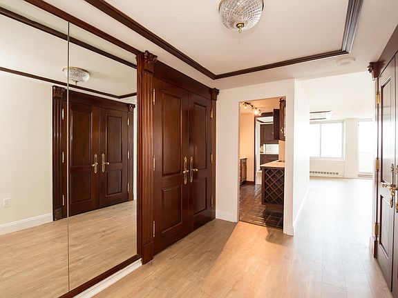 4th image of 604-636 Washington Sq S #2902