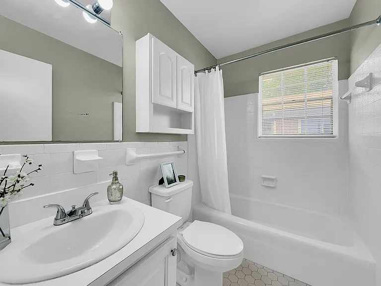 Chateau Orleans Apartments — Photo 22