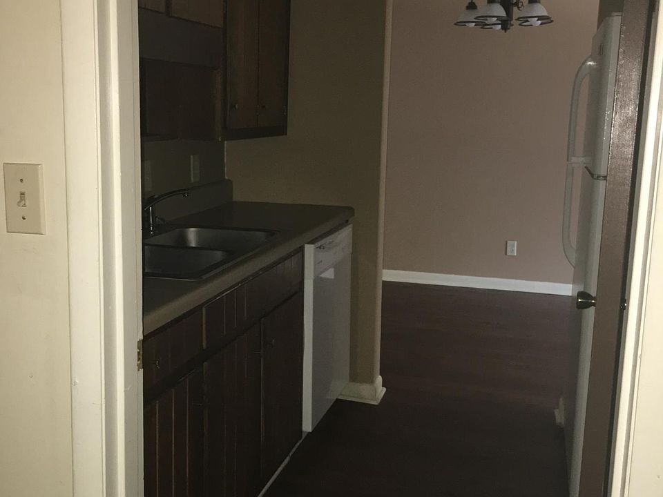 2nd image of 1000 Comer Ave