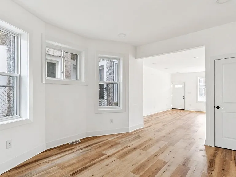 5521 Media St — Photo 4