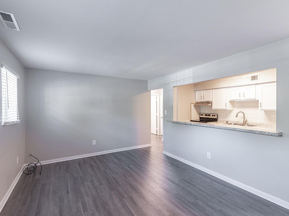 Spacious 1 bedroom Living room in a renovated unit