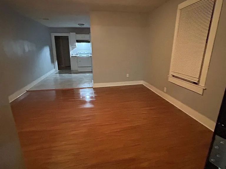 1452 Oaklawn St — Photo 3