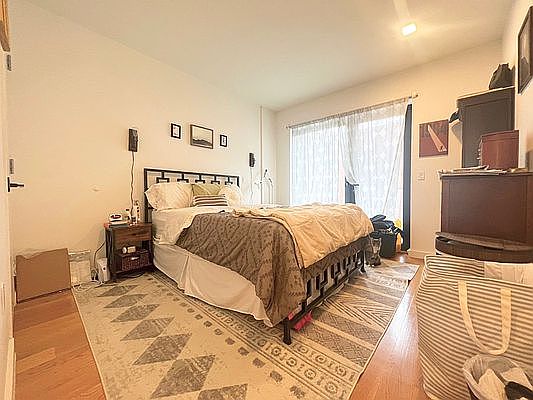 3rd image of 25 E 19th St #3RDFLC