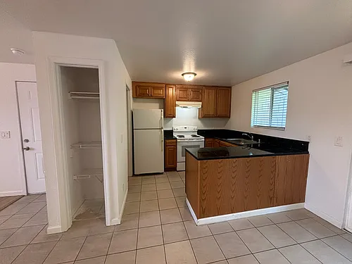 210 Chicago Blvd S #B Photo 1
