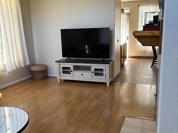 5th image of 208 Holland Cir