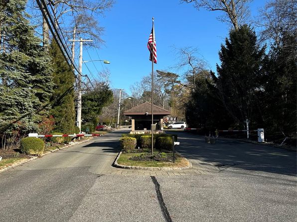 34 The Helm, East Islip, NY 11730