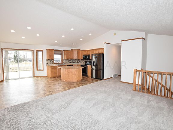 5th image of 632 Hampton Dr E