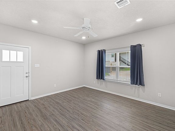 5th image of 1326 Prairie Dr #813