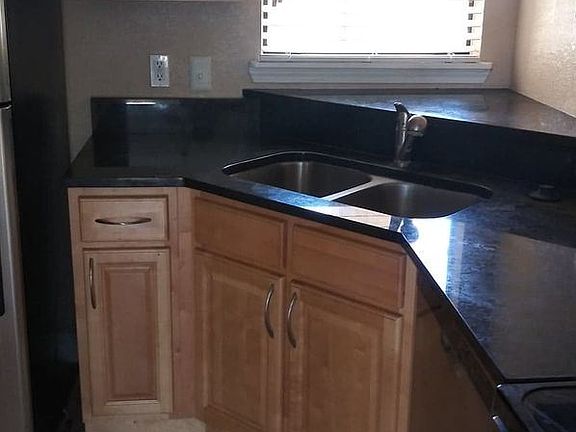 4th image of 827 Shoreline Cir