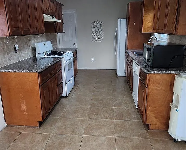 16807 Sussex Dr — Photo 9