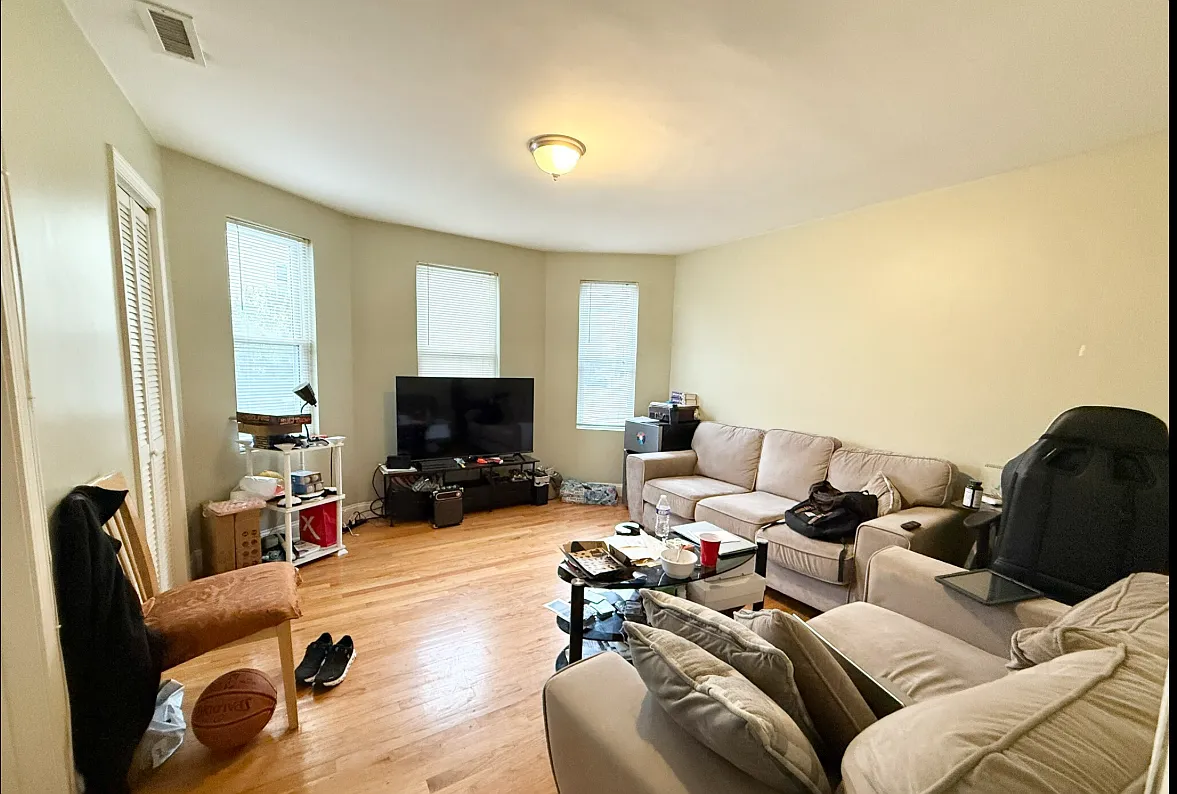 3 bed, 9999 sqft, $3,225 — Photo 2