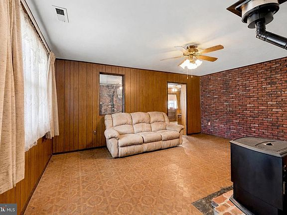 3rd image of 710 Cotter Rd
