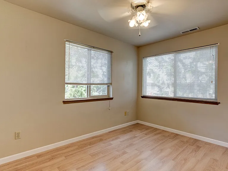1250 SW Heller St #E1 — Photo 9