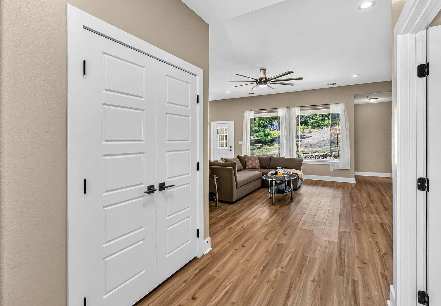 3 bed, 2.0 bath, 1820 sqft, $2,400 — Photo 4