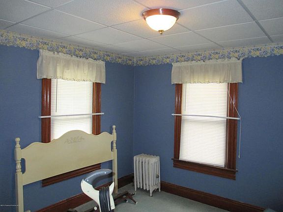 5th image of 633 Sanderson Ave