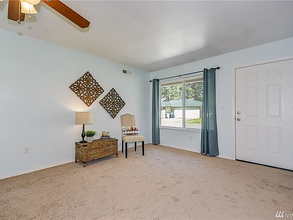Living room, with brand new carpet!