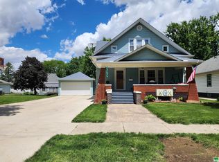 611 6th St, Sheldon, IA 51201