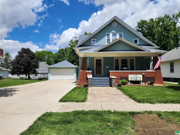 611 6th St, Sheldon, IA 51201