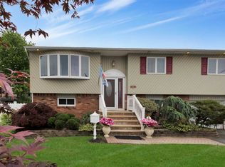 19 Snapper Ct, Lindenhurst, NY 11757