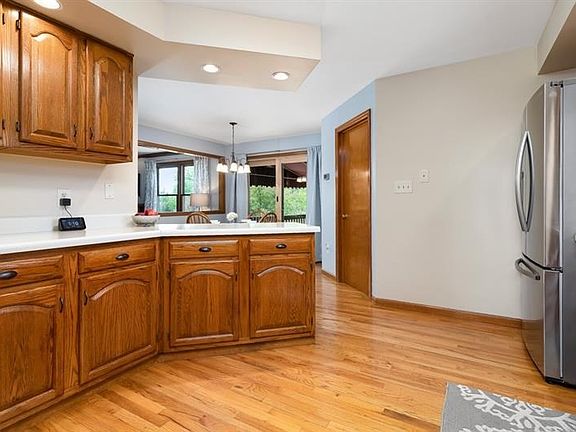 5th image of 305 Hillcrest Dr