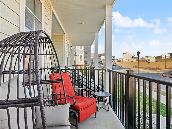 3rd image of 836 Goswell Dr #102