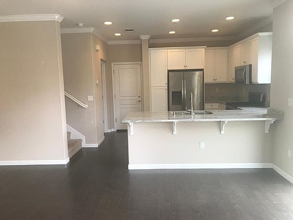 4th image of 320 N Park Ct