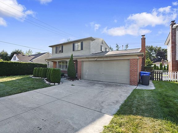 2nd image of 32125 Crestwood Ln